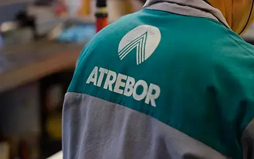 Atrebor persona di schiena con logo uniforme